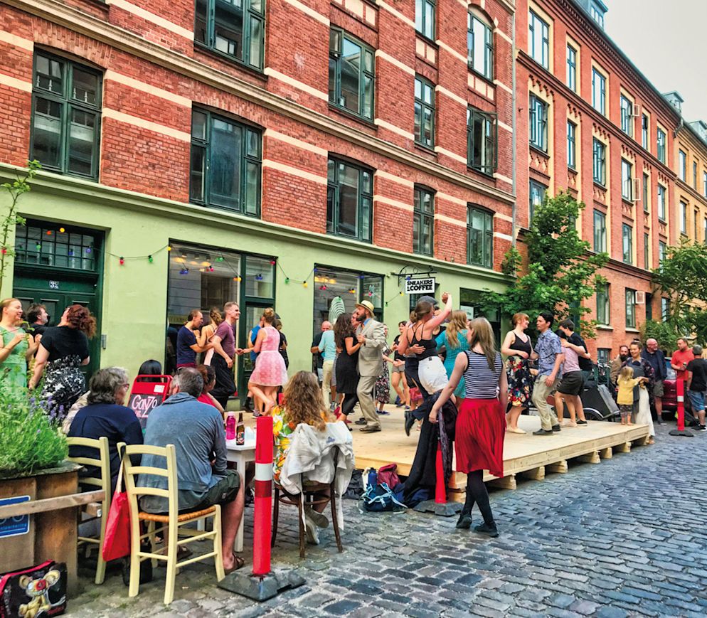 Vorhergehende Seite Nyhavn ist das touristische Zentrum und eines der meist fotografierten Motive von Kopenhagen. Oben Diese Strassenszene im Trendviertel Nørrebro fasst das Kopenhagener Lebensgefühl perfekt zusammen.