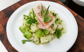 Melonen-Gurken-Salat mit Räucherforelle