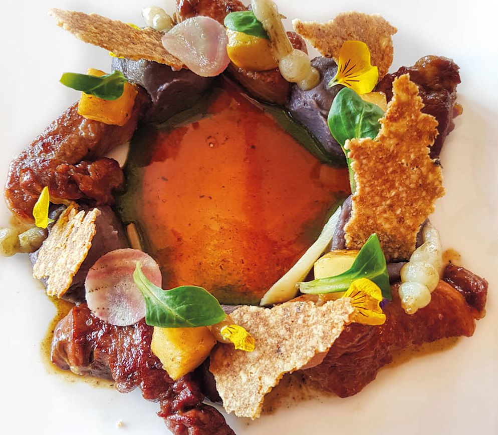 Caramelisiertes Kalbsfilet mit Sellerie, Nüsslisalat und Erdnusscrackers, Püree aus violetten Kartoffeln und Gemüse: hervorragendes Essen im «Hotel de Ville»