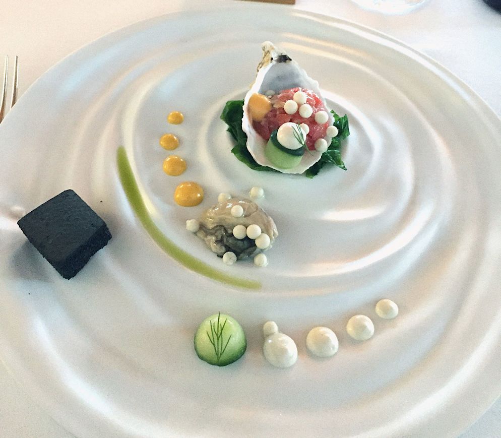 Auster und Thunfisch mit Holzkohlemayonnaise im «Casa de Chá da Boa Nova».