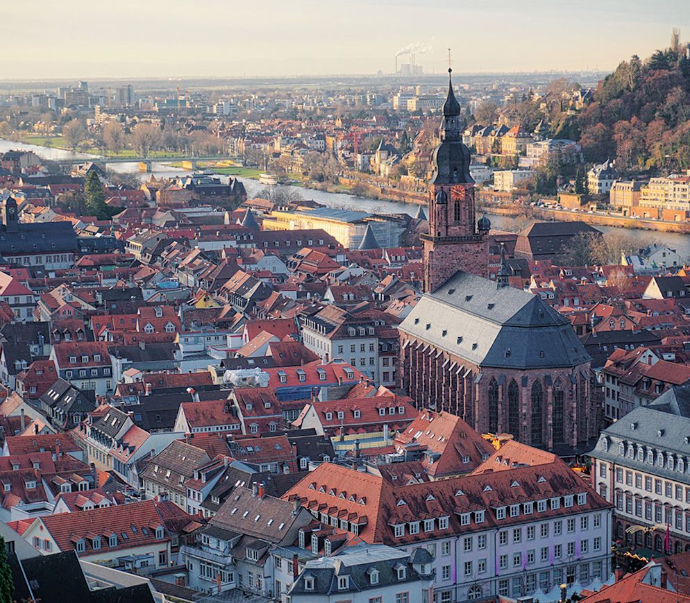 Die Heiliggeistkirche inmitten der Heidelberger Altstadt.