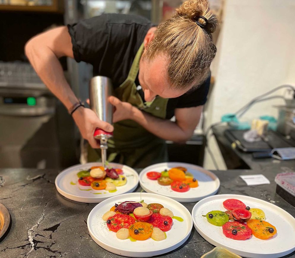 Sandro Bianchin beim Anrichten einer fulminanten Tomatenvariation im «Ecluse»