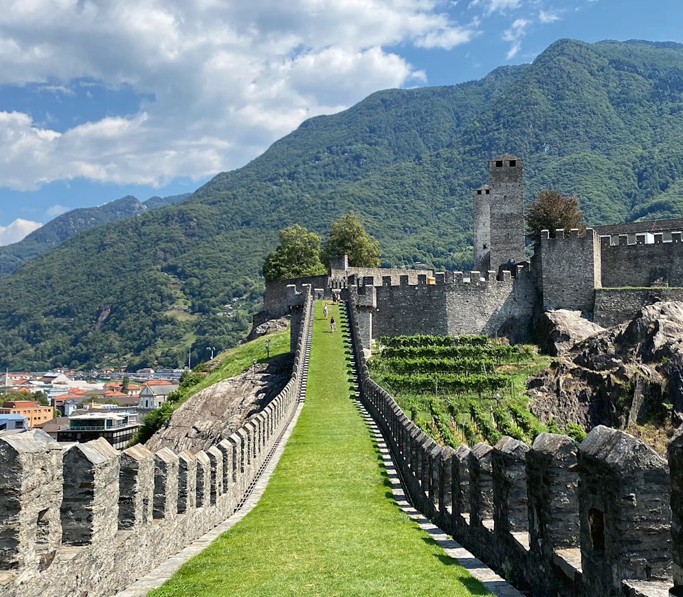 Die mächtigen Mauern von Castelgrande sind begehbar und reichen bis weit in die Stadt hinunter.