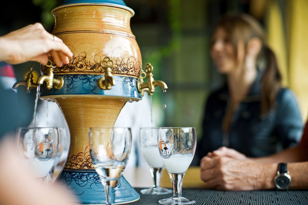Flüssiges Gold: stilechter Absinthe-Genuss (hier ohne Zucker)
