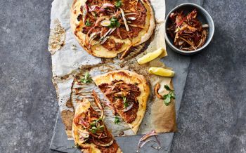 Türkische Pizza mit Lammhack und Zwiebeln