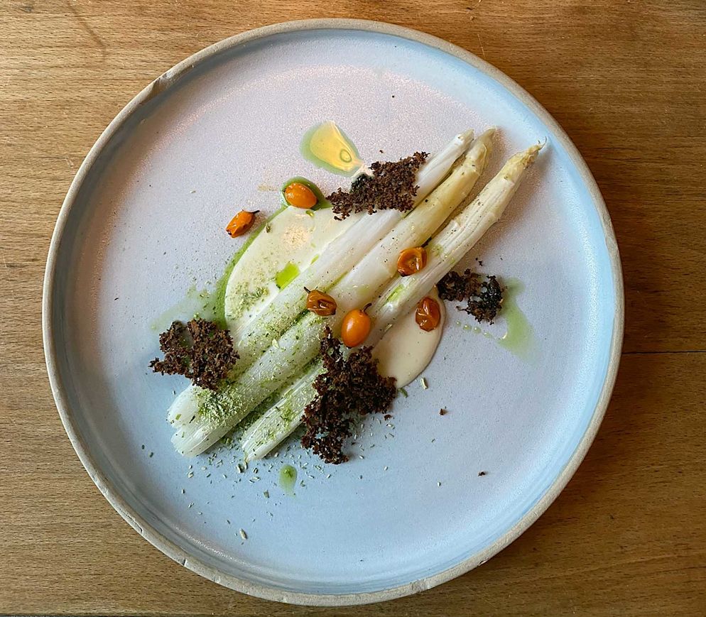 Fermentierte Spargeln mit Blauschimmelkäse und Sanddorn im «Lokal».