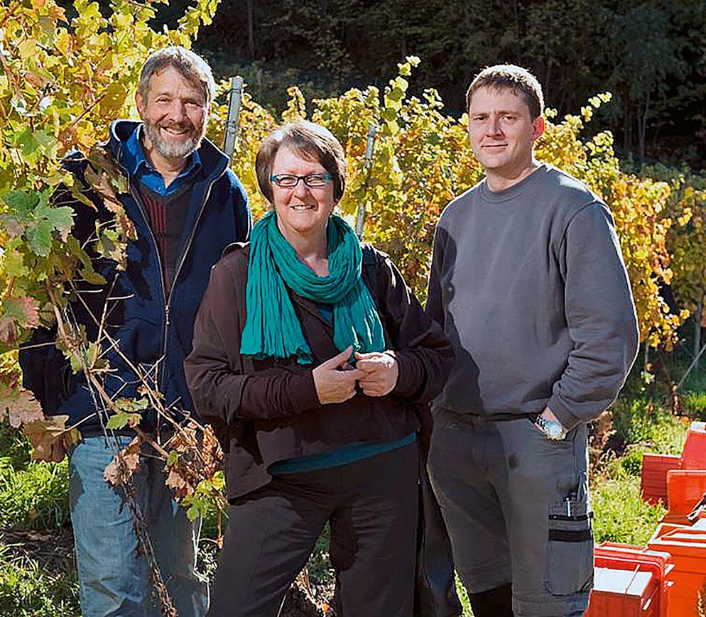 Von links, Chosy Chanton, seine Frau Marlis und Sohn Mario in den Heida-Reben