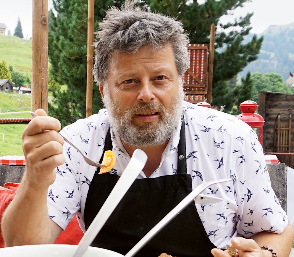 Im «Chalet Schild» serviert Stefan Winiger kompromisslose SlowFood-Küche; darunter den besten Käsekuchen weit und breit.
