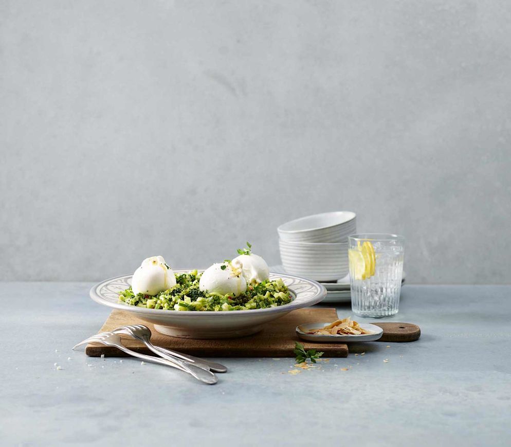 Wie fein man den Broccoli für das Tabouleh hackt, hängt von der persönlichen Vorliebe ab: Sehr fein schmeckt er (fast) wie Bulgur, etwas gröber hat er mehr Biss. Die Burrata kann durch Büffel-Mozzarella ersetzt werden.