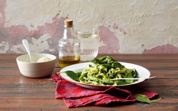 Tagliatelle mit grünen Spargeln und Spinat-Pesto