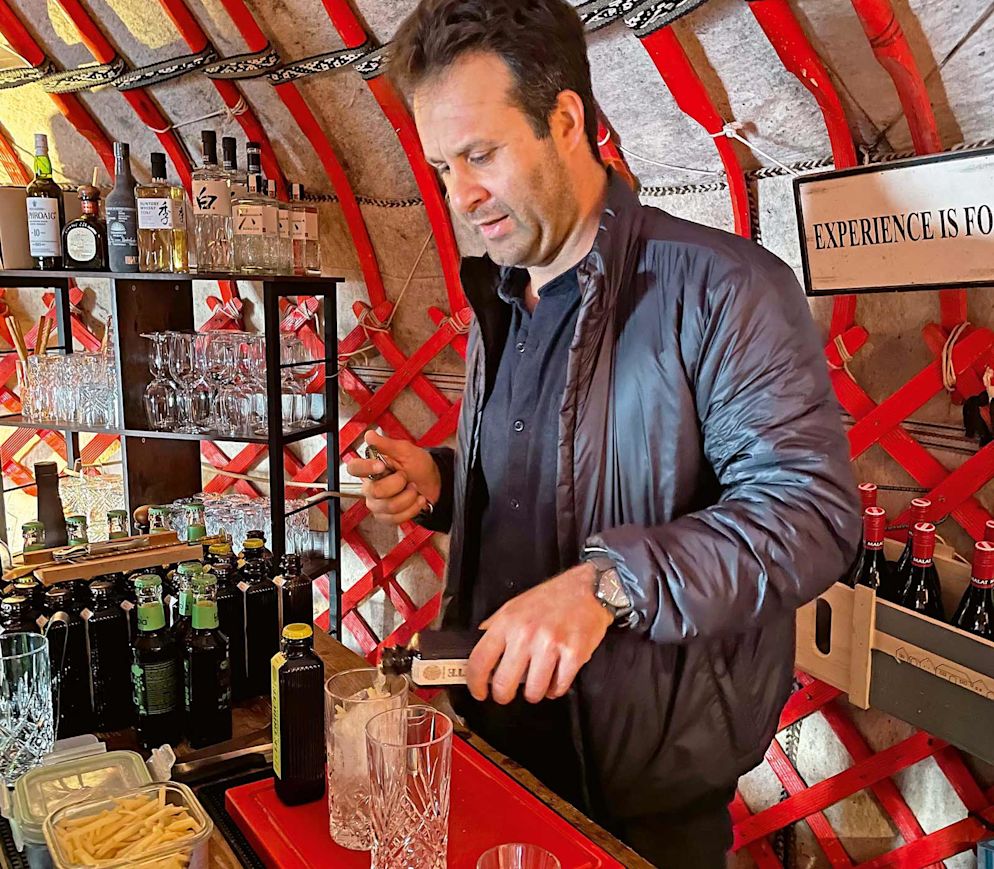 Gastgeber Zayad Shah mixt einen Gin-Tonic in «The Yurt».