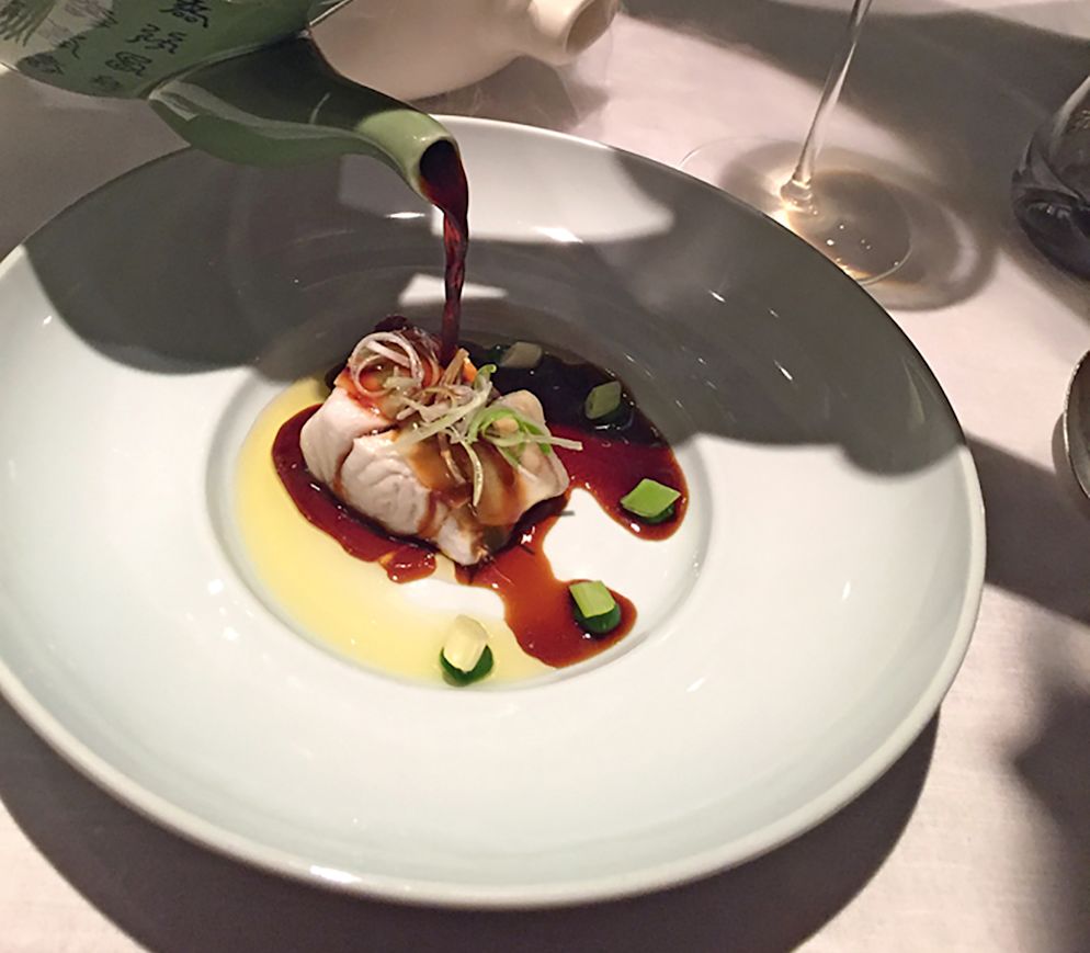 Gedämpfter Zander mit Frühlinglauch und Ingwer, übergossen mit Kamebishi-Sud.