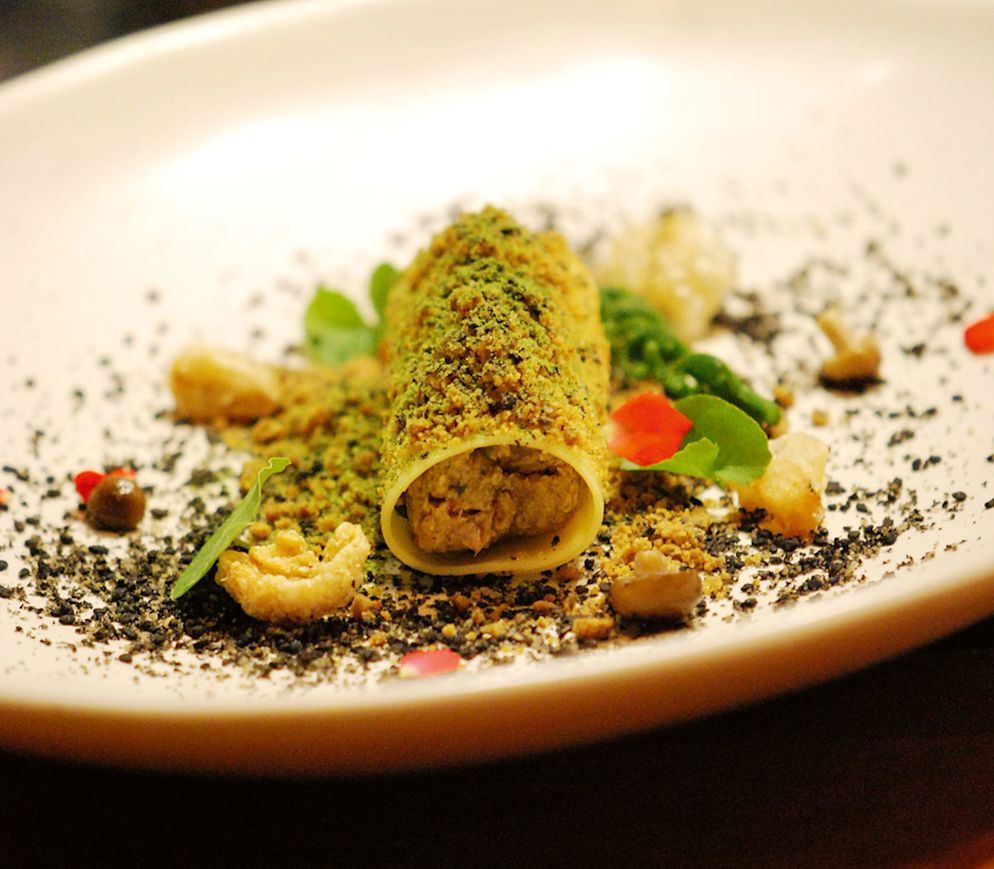Taro-Galangaricotta-Canneloni mit knuspriger Schwarte, Crumble und Pilzen im «Locus Native Food Lab».