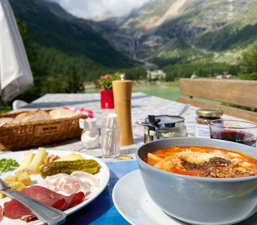 Das «Agriturismo Alpe Palü bietet deftige Kost vor grandioser Kulisse.
