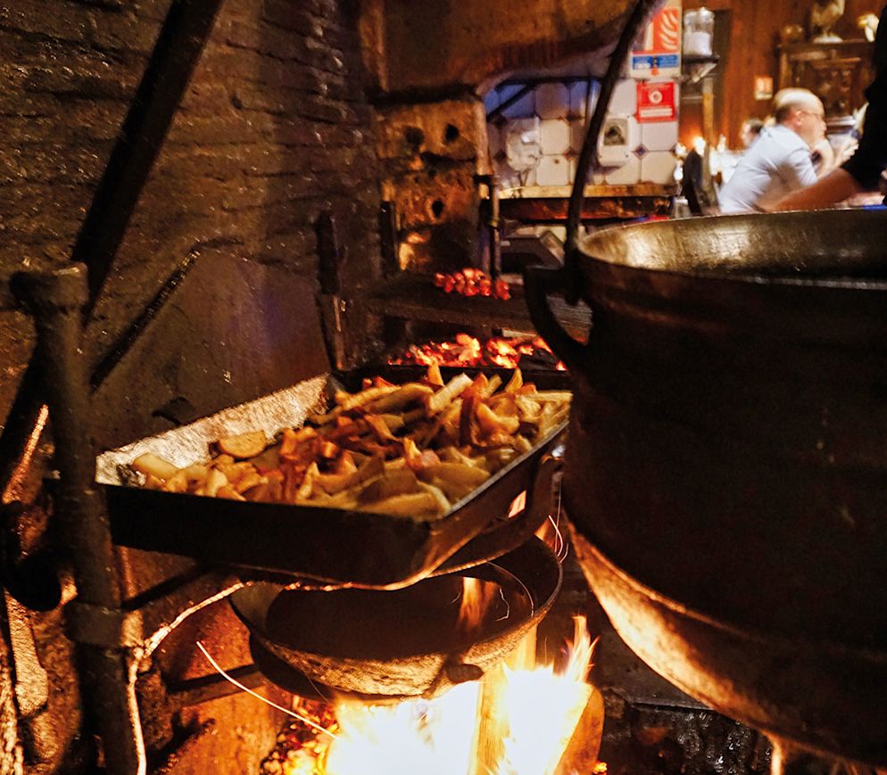 Kochen über offenem Feuer gebrutzelt, auch die Pommes frites.
