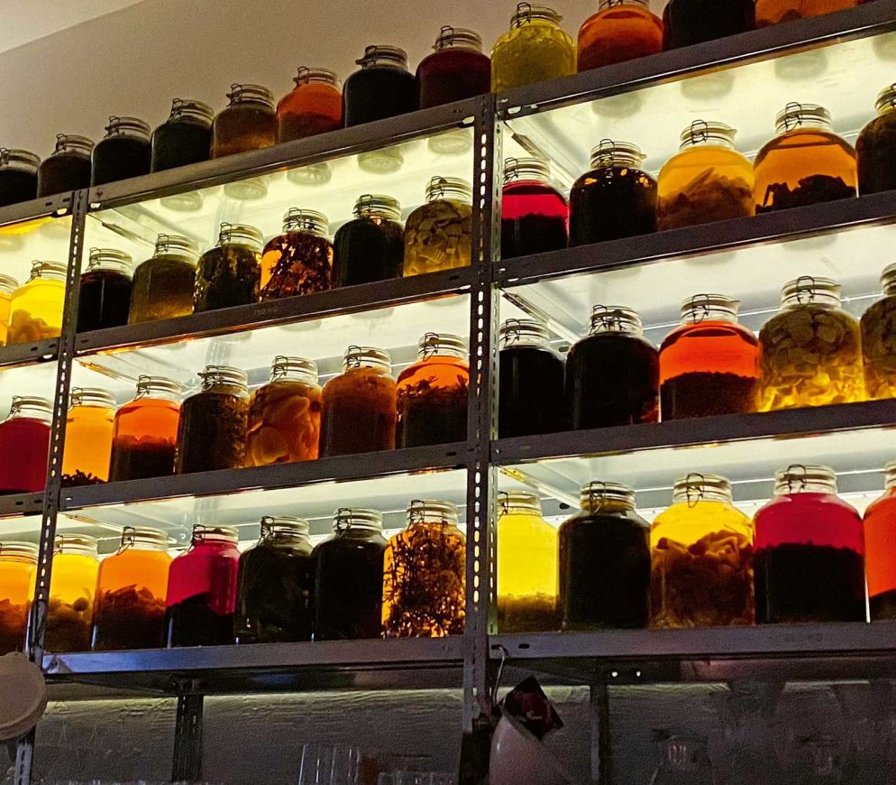 Grundlage für aussergewöhnliche Cocktails: Laboratmosphäre in der «Bruder»-Bar.