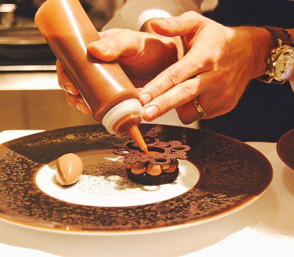 Aus thailändischer Schokolade entstehen im «Chef`s Table» grandiose Desserts.