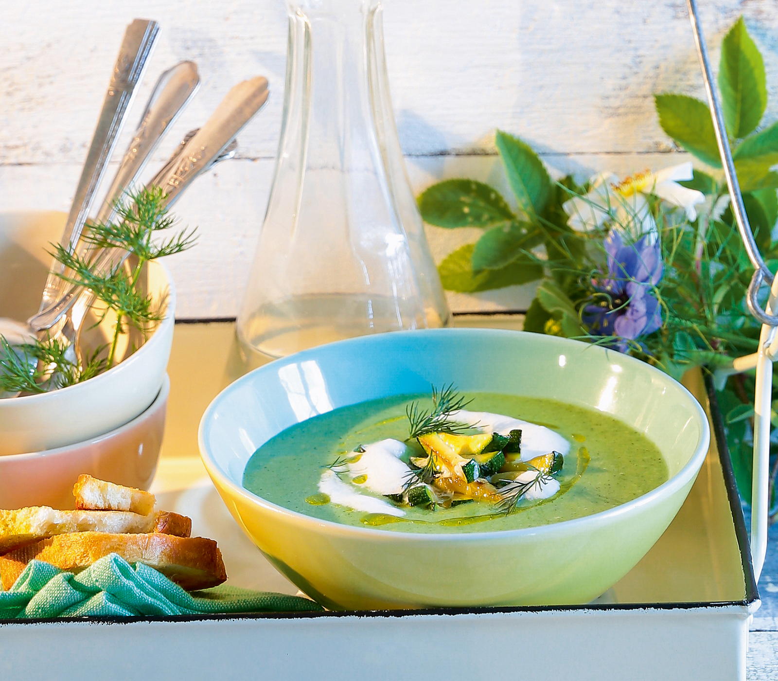 Gekühlte Zucchetti-Buttermilch-Suppe mit gebratenen Zucchettistreifen ...