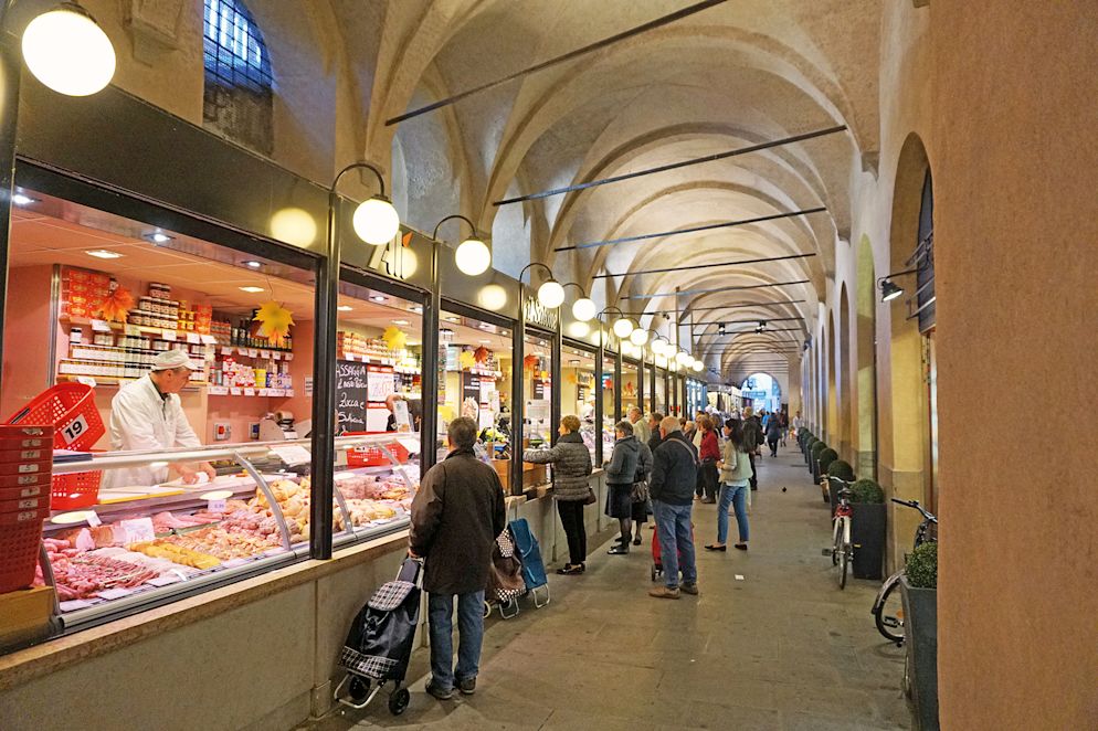 In den Arkaden des Palazzo della Ragione reiht sich ein Feinkostgeschäft an das nächste; hier gibt es auch eine riesige Auswahl an frischer Pasta.