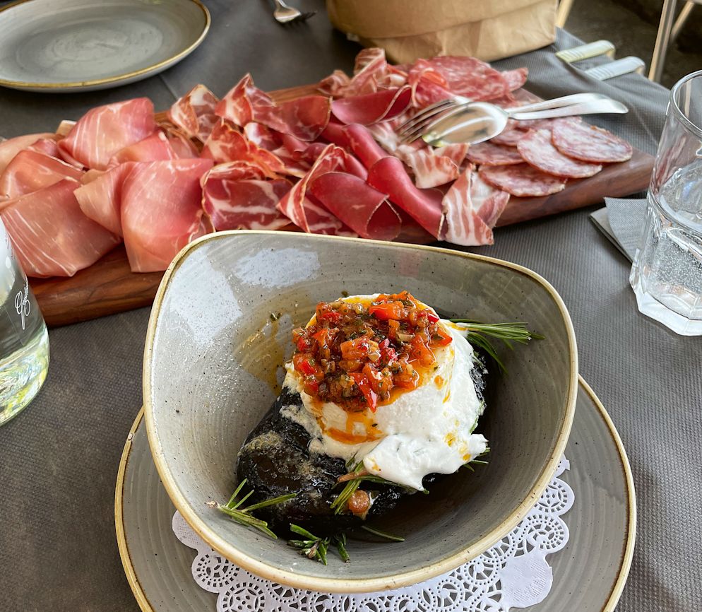Grossartige Grotto-Küche im «San Michele»: Tessiner Charcuterie und Ziegenkäse auf dem heissen Stein.