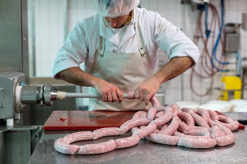© Bigler AG Fleischwaren – Mitarbeiter Davesco beim Wursten