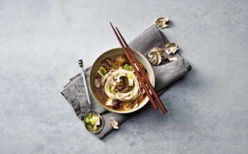 Klare Pilzsuppe mit Nudeln und Tofu