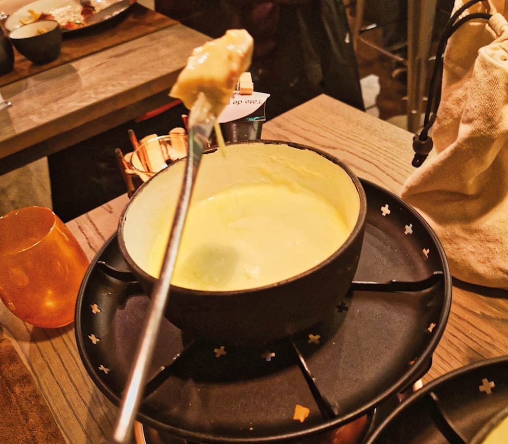 Im Restaurant «l'Enclume» in Charmey wählen Gäste unter rund 11 verschiedenen Fondues der regionalen Käsereien.