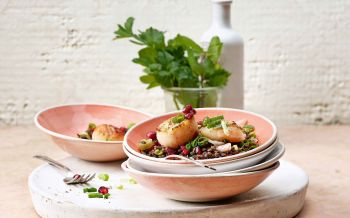 Beluga-Linsen-Salat mit Granatapfel und gebratenen Jakobsmuscheln