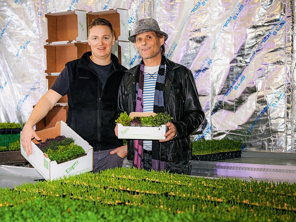 Seit 1990 produzieren Frederic Amstutz (r.) und Urs Wenger (l.) Mikrokräuter und Sprossen. Einer der Verkaufsschlager von Espro ist der Blutampfer.