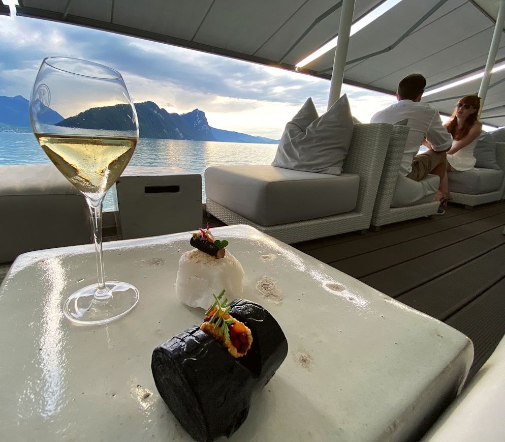Eine Region, viele Facetten: «Plättli» auf der Alp Chäserenholz (l) / Amusebouche im Restaurant «Sens» (r).