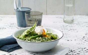 «Grüner» Risotto mit Spargeln, Spinat und pochiertem Ei