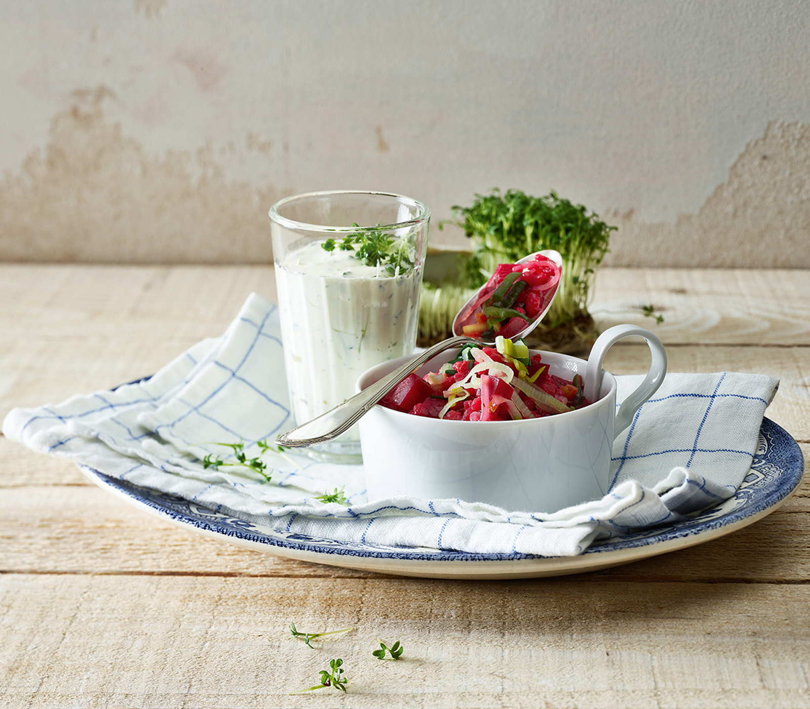 Gerstensuppe mit Randen, Lauch und Meerrettichcreme