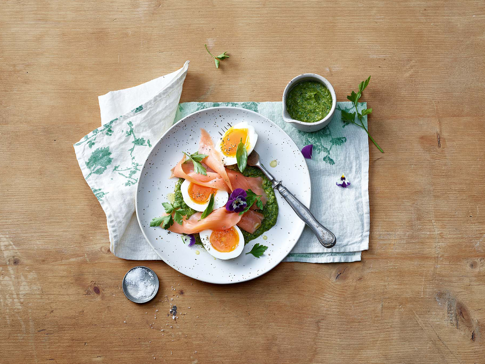 Wachsweiche Eier und Rauchlachs mit grüner Sauce - Annemarie Wildeisens ...