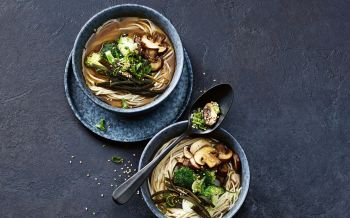 Ramen-Suppe mit Meeresspaghetti und Gemüse