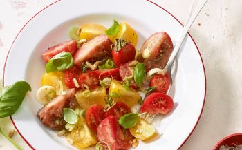 Tomaten-Frühlingszwiebel-Salat mit Basilikumdressing