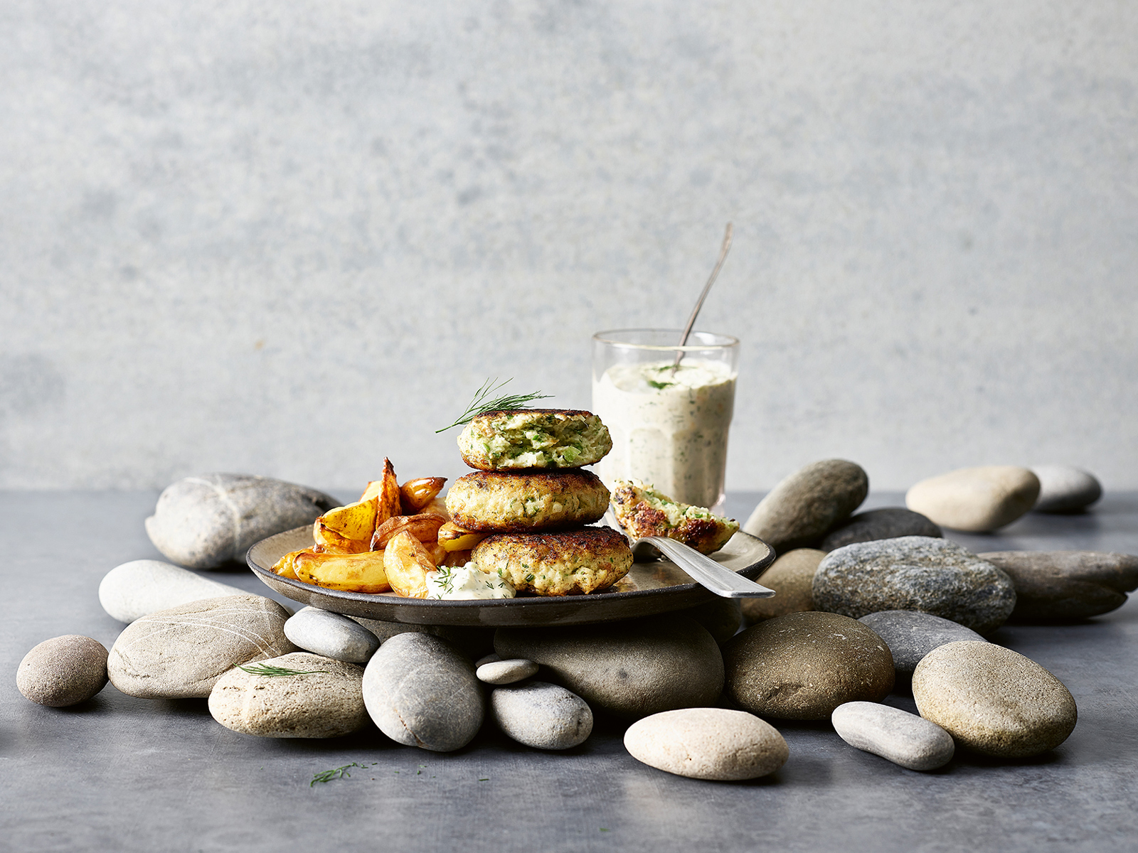 Fischküchlein mit Kartoffelwedges und Gurkendip - Annemarie Wildeisens ...