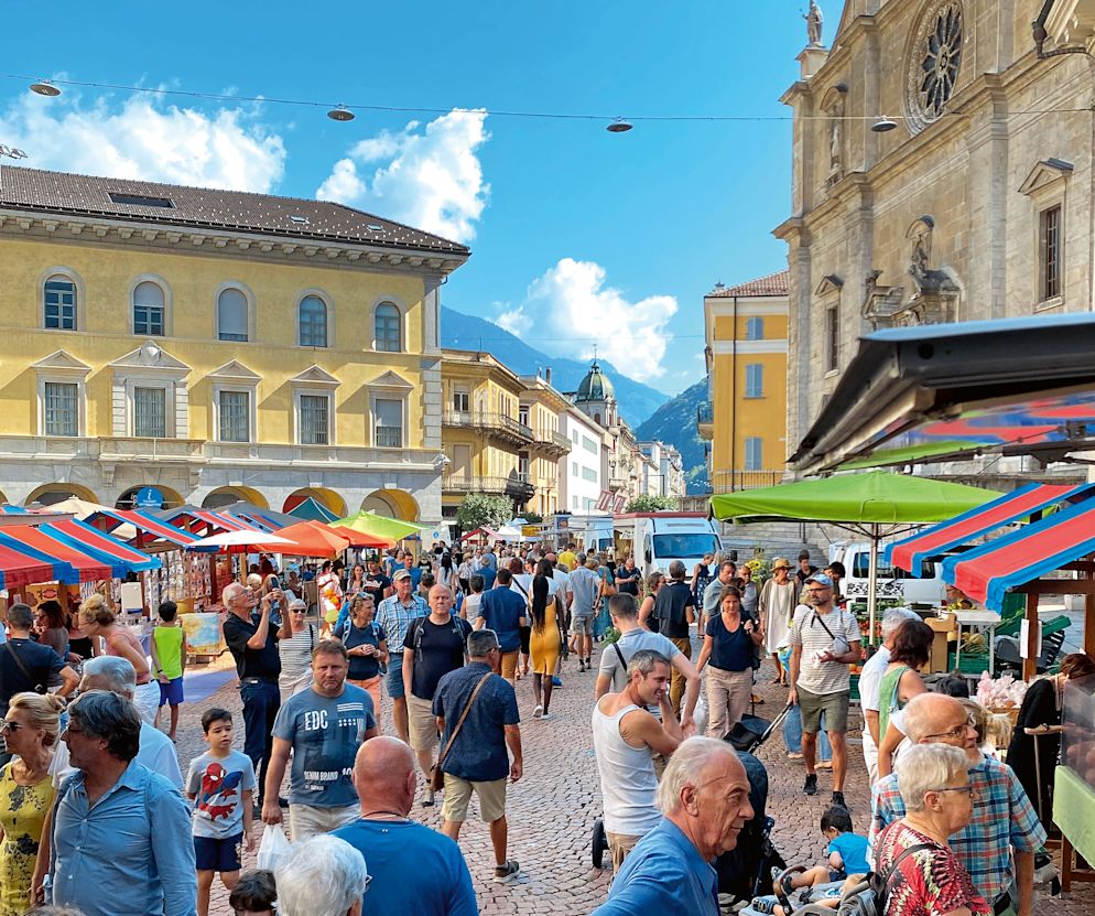 Der Markt von Bellinzona zieht sowohl Einheimische als auch Touristen magisch an.