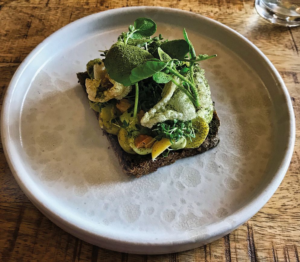 Knusprige Schweinsohren und Liebstöckelpulver: Das ist Smørrebrød 2.0 im «Selma».