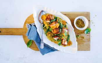 Linsen-Curry mit mariniertem Lachs