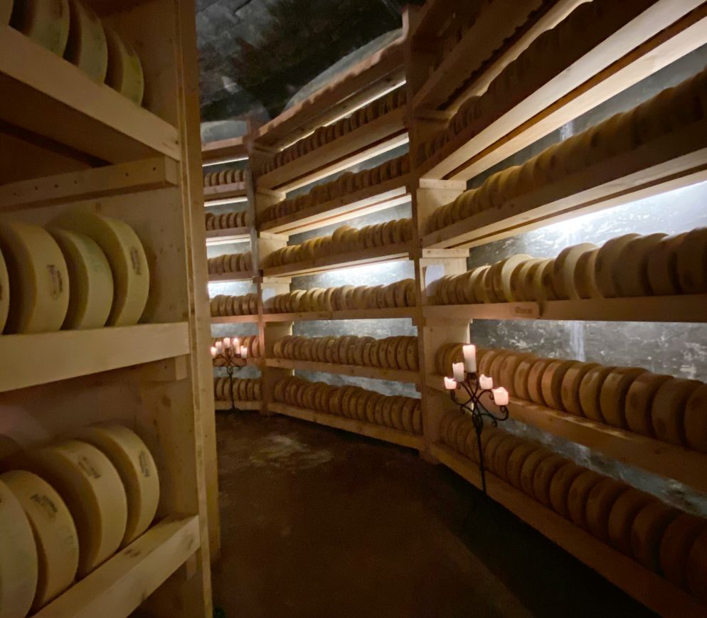 In der imposante Käsegrotte der Molkerei Gstaad reifen 3000 Käselaibe.