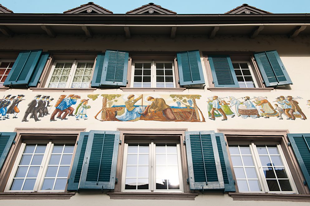 Die Stadt Schaffhausen mit Munot, der pittoresken Altstadt und überall reich verzierten Fassaden, die von der Bedeutung des Weinbaus in der Region zeugen.