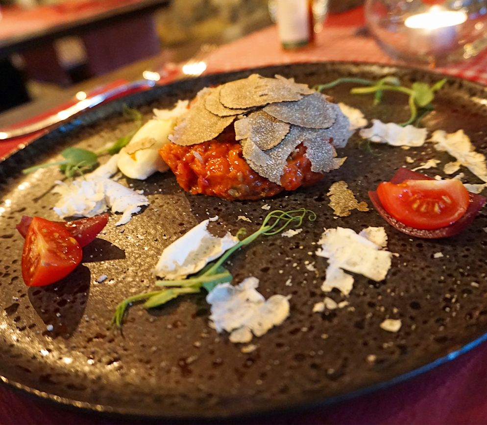 Tessiner Gastrokultur: Rindstatar mit Vallemaggiabrot, Alpenbutter, Belperknolle und Trüffel im «La Baita».