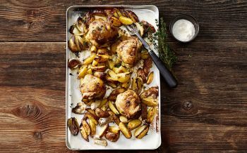 Knochblauch-Huhn vom Blech mit Kartoffeln