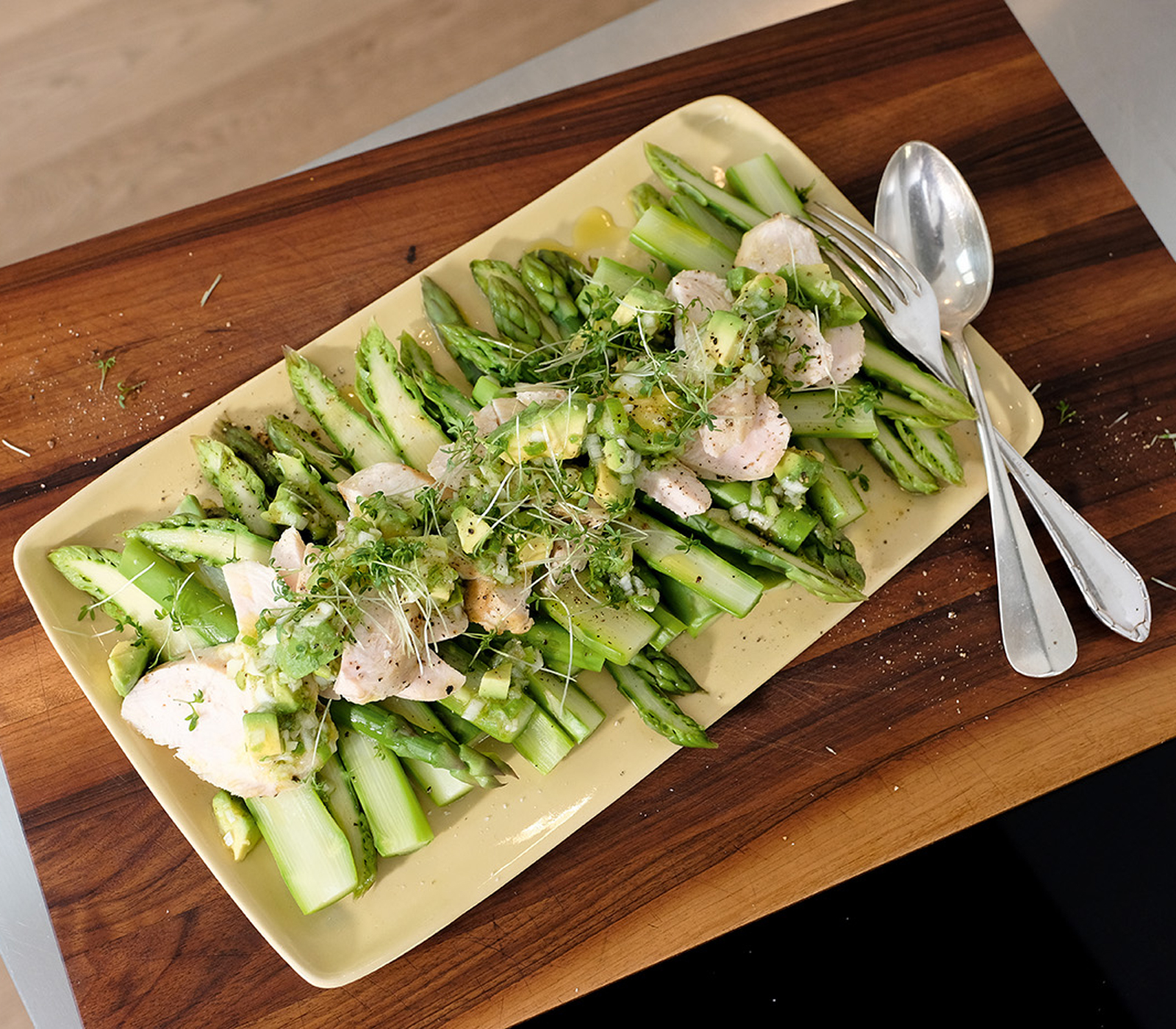 Poulet-Spargel-Salat mit Avocado-Dressing - Annemarie Wildeisens KOCHEN