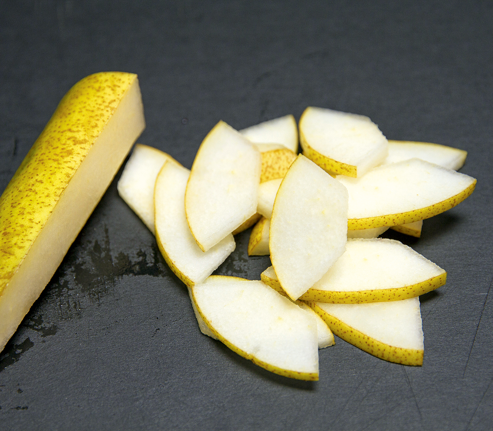 Käse-Birnen-Salat auf rotem Chicorée - Annemarie Wildeisens KOCHEN