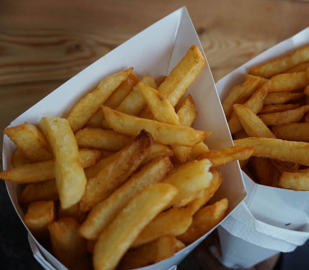 Die vielleicht besten Pommes frites der Welt gibt es nicht im Restau - rant, sondern in der Frittenbude «Maison Antoine».