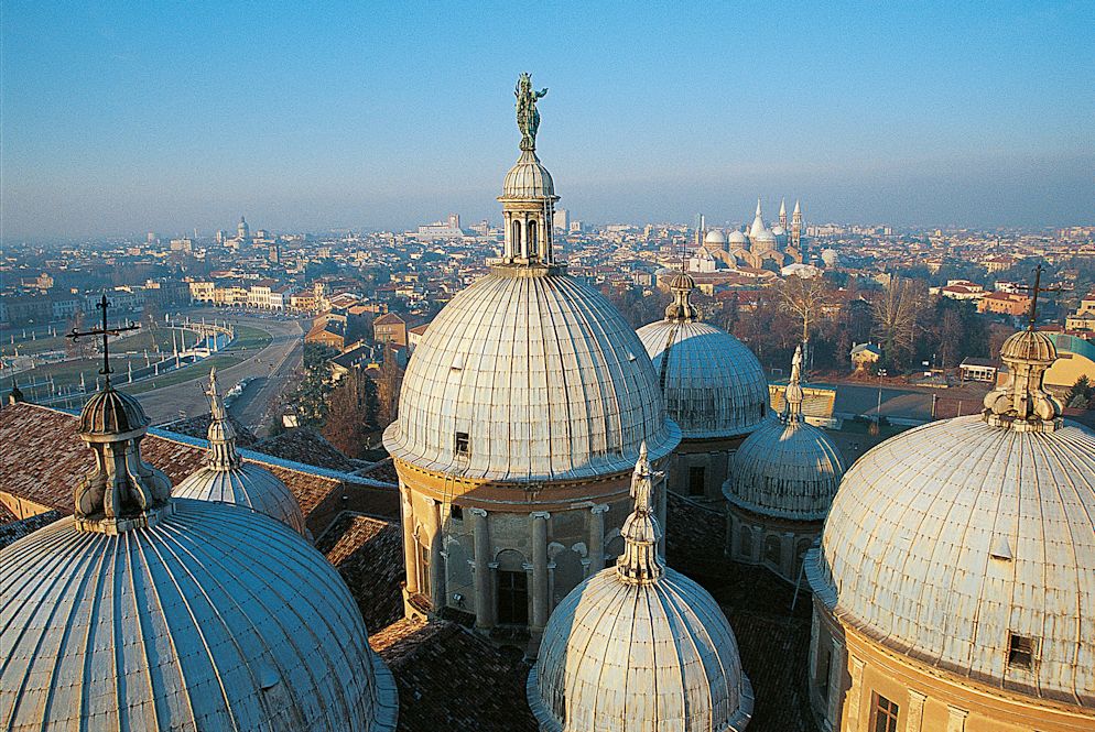 Die prachtvolle Architektur der Renaissance verfolgt einen in Padua auf Schritt und Tritt: Blick von den Türmen der Basilika Santa Giustina auf den Prato della Valle