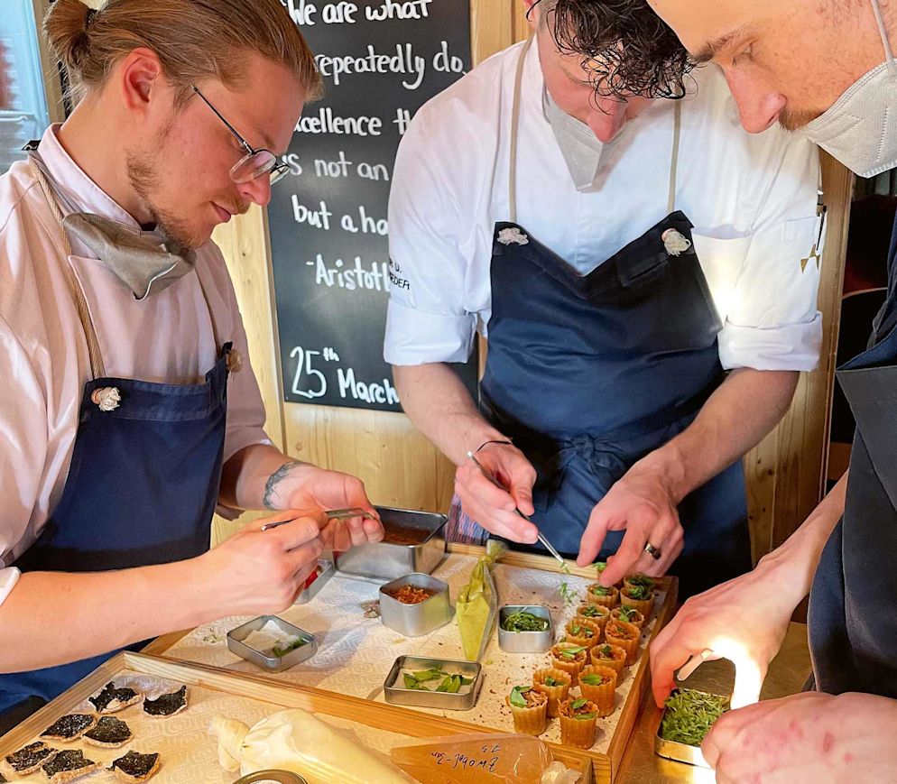 Höchste Präzision für den perfekten Geschmack. Am Chef`s Table wartet ein ganz besonderes Ess-Erlebnis.