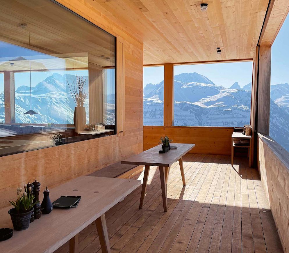 In der Skihütte «Der Wolf» dominiert eine klare, moderne Architektur.