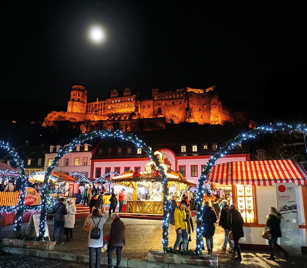 Das Heidelberger Schloss dominiert auch während des Weihnachtsmarkts die Szenerie.